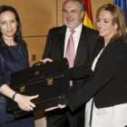 Beatriz Corredor recibe la cartera de Vivienda de manos de Chacón