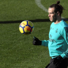 Gareth Bale durante el entrenamiento que el equipo merengue realizó ayer en Valdebebas. J. J. GUILLÉN