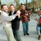El grupo gallego de música folk Os Cempés. Segundo por la derecha, Antón Varela