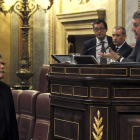 Joan Tardá, mientras habla con Jesús Posada en el hemiciclo, antes de su expulsión.