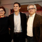 Albert Rivera, este sábado en Estella (Navarra), junto a la número dos de la lista de Ciudadanos para las elecciones europeas, Maite Pagazaurtundua, y el candidato Carlos Pérez Nievas.