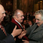 El presidente Mújica, a la derecha, saluda a los invitados.