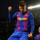 Gerard Piqué celebra tras marcar el 1-0 durante el encuentro el FC Barcelona y el FC Dinamo de Kiev. ALBERTO ESTÉVEZ
