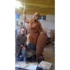 El escultor Estanislao García Olivares, avanzando en su estudio el encargo de la escultura, y uno de los bocetos del proyecto. DL