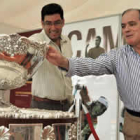 Villanueva durante su visita a la localidad segoviana de El Espinar donde acarició la Copa Davis.