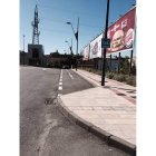 La parada está a la izquierda de la puerta principal de Espacio León.
