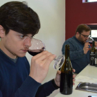 Los expertos de la Guía Peñín, durante su cata de ayer en la sede de Tierra de León. MEDINA