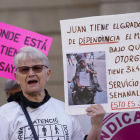 Una de las trabajadoras que se manifestó ayer en Barcelona. FIRMA