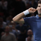 Djokovic celebra con el público su victoria ante Federer.