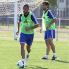 Yuri, con el balón en los pies, se pierde el partido frente al Lugo por las tarjetas.