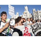Cabecera de la manifestación contra la reforma de la Constitución convocada por el "Movimiento 15-M", ayer en Madrid.