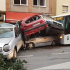 Un autobús arrolla en Málaga a varios coches tras sufrir su conductor un infarto, este viernes.