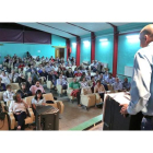 José Antonio Diez ante más de doscientos militantes socialistas que acudieron ayer a la asamblea local.