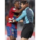 Samuel Eto'o (i), celebra el gol anotado con su compañero Víctor Valdés