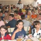 Parte de los alumnos del colegio comarcal Teleno durante una comida el curso pasado