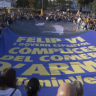 Una pancarta contra el Rey y Rajoy en la manifestación del sábado en Barcelona. /