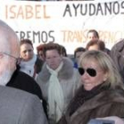 Carrasco atendió a los vecinos de Nistal que se congregaron ante el Ayuntamiento de San Justo