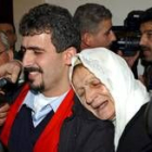 Uno de los palestinos liberados fue recibido por su emocionada madre