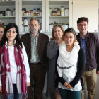 Raquel Ordóñez, Elba Mauriz, Javier González, Camino García, Sara Carbajo y José Luis Mauriz, en uno de los labotarios del Instituto de Biomedicina.