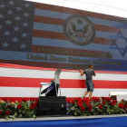 Preparativos del escenario donde se va a desarrollar la ceremonia de inauguración de la embajada de EEUU en Jerusalén.