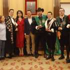 El Ayuntamiento de León recibe en el salón de plenos a los tunos y a la madrina, Teresa Mata. JESÚS F. SALVADORES