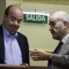 Los diputados socialistas Gaspar Zarrías y Manuel Chaves conversan en el Congreso.