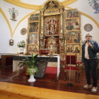 marta Eva Castellanos explica los pormenores de la rehabilitación del retablo de Villacelama, que ha durado dos años. RAMIRO