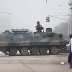 Un tanque bloquea la calle del Parlamento en la capital del país, Harare. AARON UFUMELI