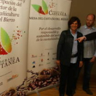 Rubio señala un cartel promocional junto a Linares y una integrante del programa .