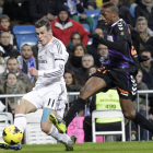 Bale conduce el balón ante el marcaje de Bergdich. El galés estuvo pletórico y anotó tres goles.