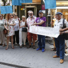 La concentración de la Plataforma se produjo frente a la sede de la gerencia de Área. FERNANDO OTERO
