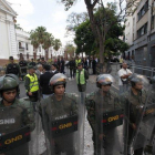 Miembros de la Guardia Nacional Bolivariana impiden el paso a la Asamblea Nacional.
