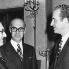El entonces príncipe Juan Carlos saluda a Henry Kissinger en presencia de Laureano López Rodó, en noviembre de 1975.