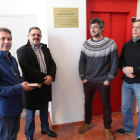 Miguel Varela, Carlos Fernández, Amadeo Suárez y Miguel J. García, ayer junto a la placa. DE LA MATA