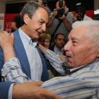 Antonio Fernández, con Zapatero en el 2015, en la casa de la cultura de Ponferrada. L. DE LA MATA