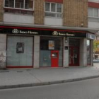 Fachada de la oficina del Banco Herrero atracada el pasado viernes por un individuo