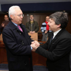Folgueral saluda a uno de los empleados del Ayuntamiento de Ponferrada  jubilados.