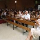 Numeros vecinos de La Martina reciben a los sacerdotes con un cariñoso aplauso