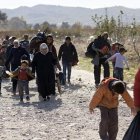 Refugiados caminan para coger un tren hacia la frontera con Serbia cerca de Gevgelija.