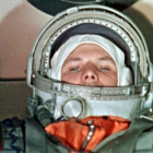 Yuri Gagarin, en la astronave Vostok, momentos antes de despegar hacia el espacio desde el cosmódromo de Baikonur, el 12 de abril de 1961.