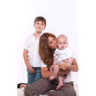 Virginia Morán con sus hijos.