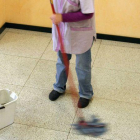 Una trabajadora de la limpieza, en una foto de archivo.