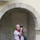 Un turista haciendo una foto ante una señalización.