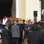 El féretro de Bianchi es portado al interior de la catedral de Sainte Réparate por un grupo de jóvenes pilotos.