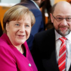 La cancillera Angela Merkel y el líder socialdemócrata Martin Schulz, antes de empezar las conversaciones para formar Gobierno, en Berlín.