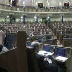 Valenciano y Pérez Rubalcaba durante la votación que tuvo lugar ayer en el pleno del Congreso.