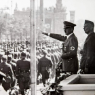 Hitler con el jefe de la Legión Cóndor,  Wolfram Von Richthofen, en un desfile de las tropas en Berlín. ARCHIVO