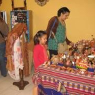 Visitantes de la exposición y venta de artesanía andina