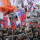 Algunos manifestantes portan pancartas y fotos en memoria del líder opositor Nemtsov. M. SHIPENKOV