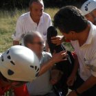 Momento en el que los servicios de emergencias rescataron al senderista de 50 años.